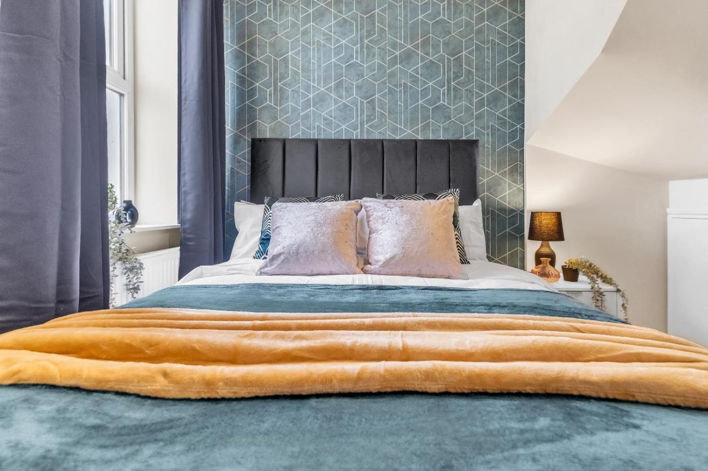 Gem: Walk To Attractions Sleeps 9 * Coventry